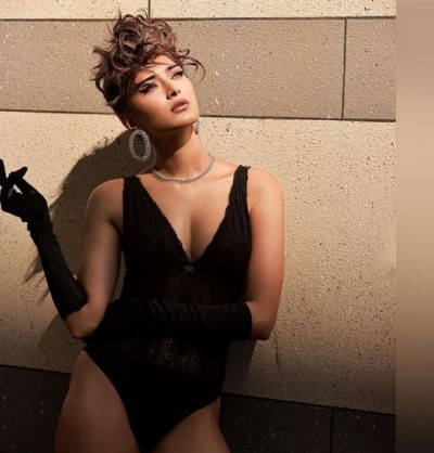 Erica Fernandes staggers in black monokini, see sizzling photos here