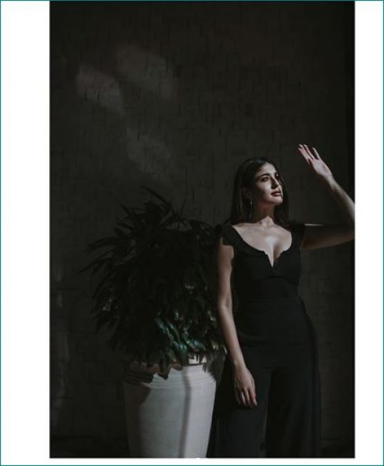 कृतिका कामरा का ब्लैक ड्रेस अवतार देख घायल हुए फैंस