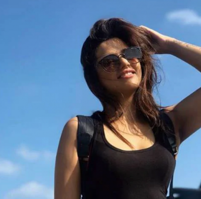 Bigg Boss contestant Dalljeet shares her glamorous avatar