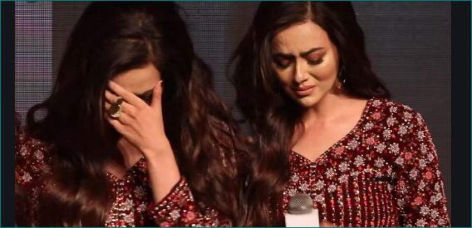 Sana Khan wept bitterly on stage during promotion, video going viral