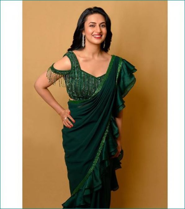 Divyanka Tripathi wore designer green saree at Dadasaheb Phalke Award 2020