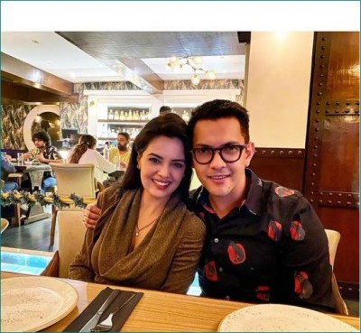 Aditya Narayan requested his wife for 'monthiversary', paparazzi