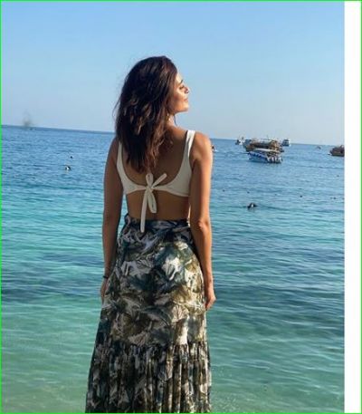 Karishma Tanna's photos are winning internet, check it out here