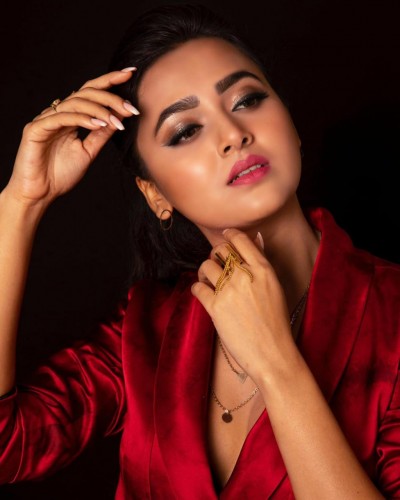 Seeing the photographers, Tejasswi Prakash did such thing that made people angry