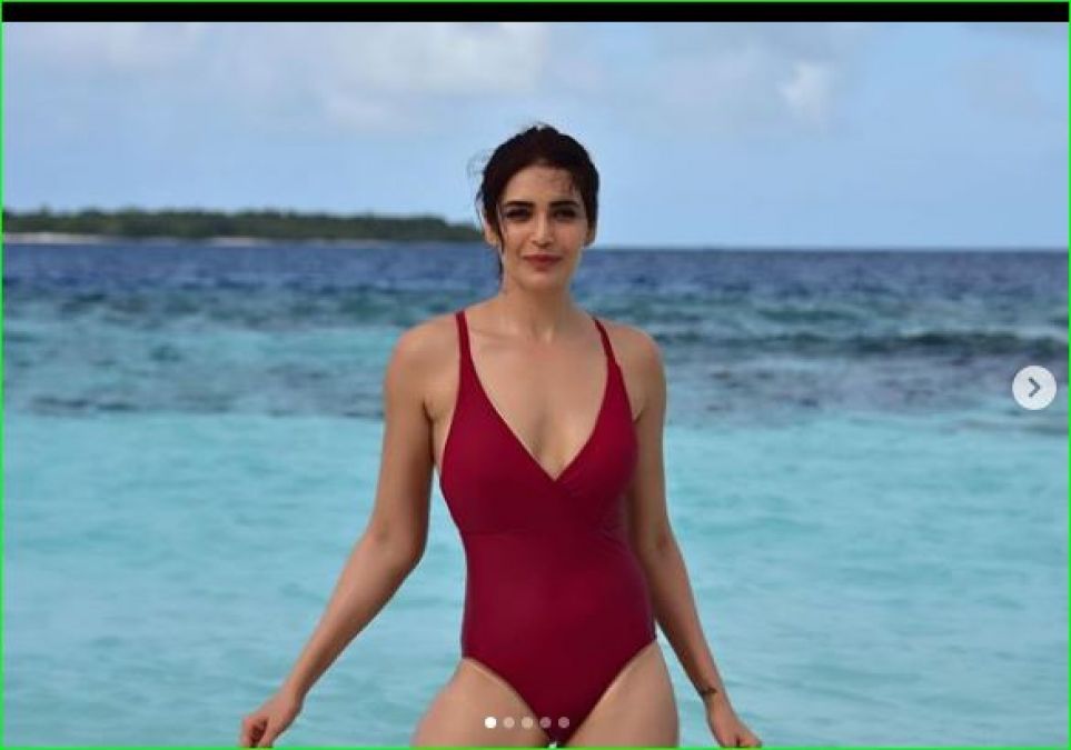 Karishma Tanna showed sexy figure in red monocony, see pictures