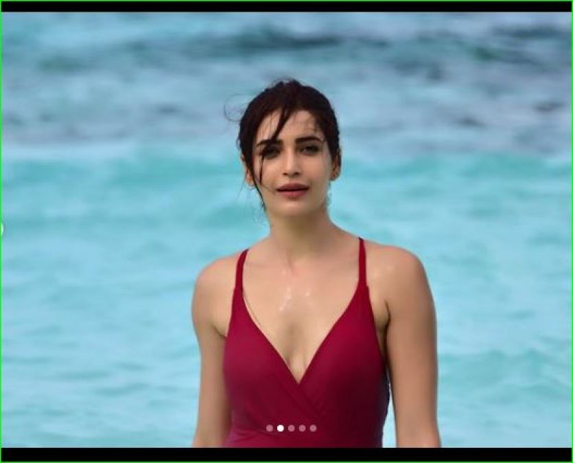 Karishma Tanna showed sexy figure in red monocony, see pictures