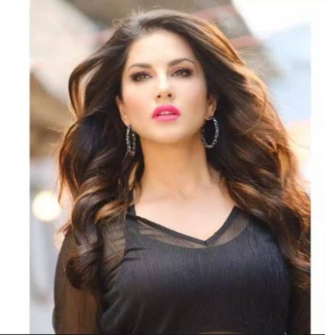 Vikram Bhatt hits Sunny Leone during shooting, Watch video