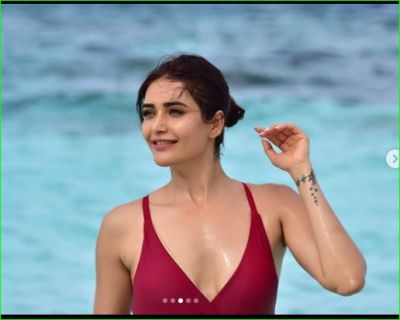 Karishma Tanna showed sexy figure in red monocony, see pictures