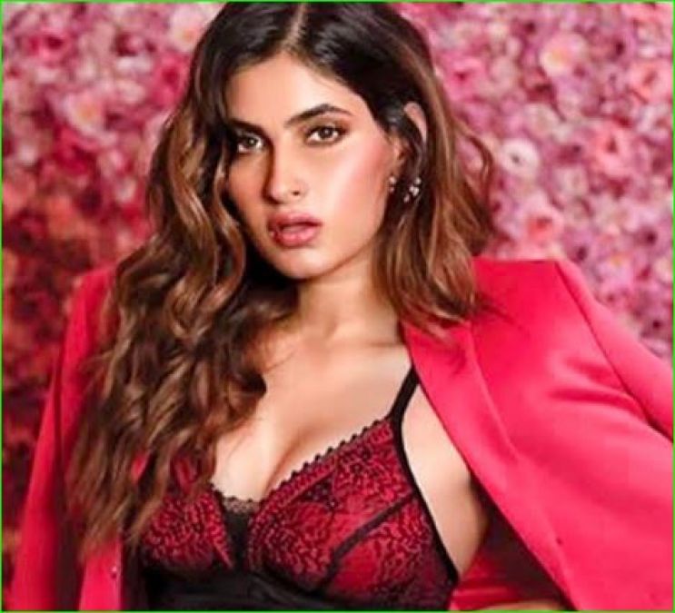 Karisma Sharma wins internet with her hot photo, see pic here