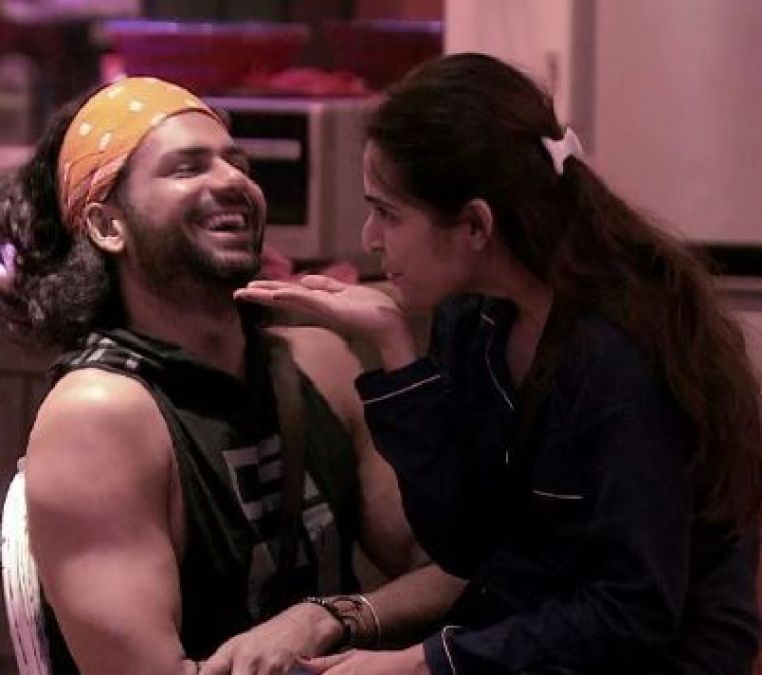 Bigg Boss13: Siddharth Shukla seen flirting with Madhurima Tuli, Here's how Shahnaz react