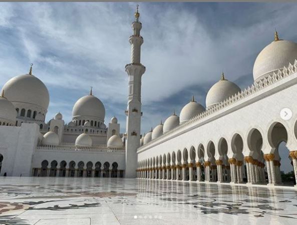 मस्जिद की तस्वीरें शेयर कर ट्रोलर्स के निशाने पर आईं मौनी रॉय