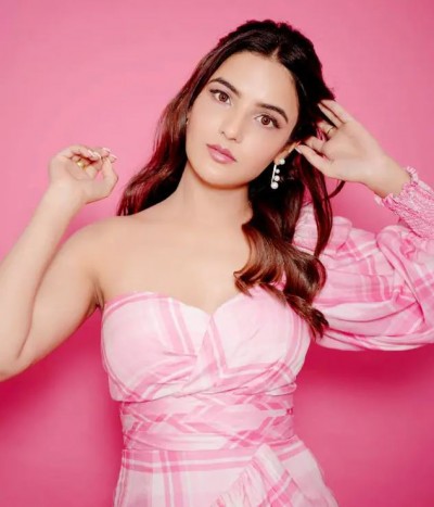 Jasmin Bhasin becomes a victim of a big accident at the award ceremony, watch this video