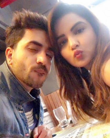 Jasmin Bhasin's shares adorable photo writing note 'miss you Aly'