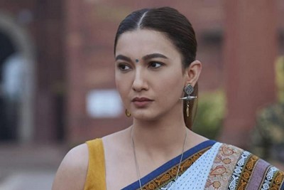 VIDEO! Gauahar Khan furious to see woman throwing fruits from cart