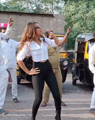 Suddenly this famous actress started dancing with rickshawwalas, VIDEO on the internet