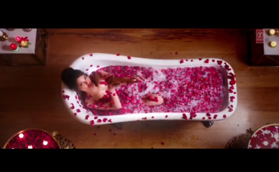 न्यूड होकर बाथटब में नहाते हुए नजर आईं शर्लिन चोपड़ा, वीडियो ने मचाई सनसनी