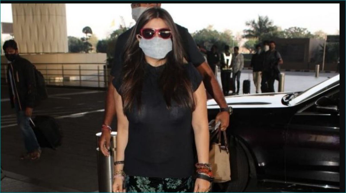 Ekta Kapoor succumbed to wardrobe malfunction, photos go viral