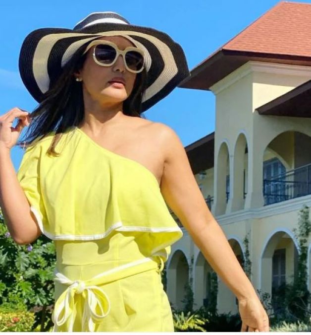 Actress Hina Khan shares beautiful picture of vacationing in yellow dress
