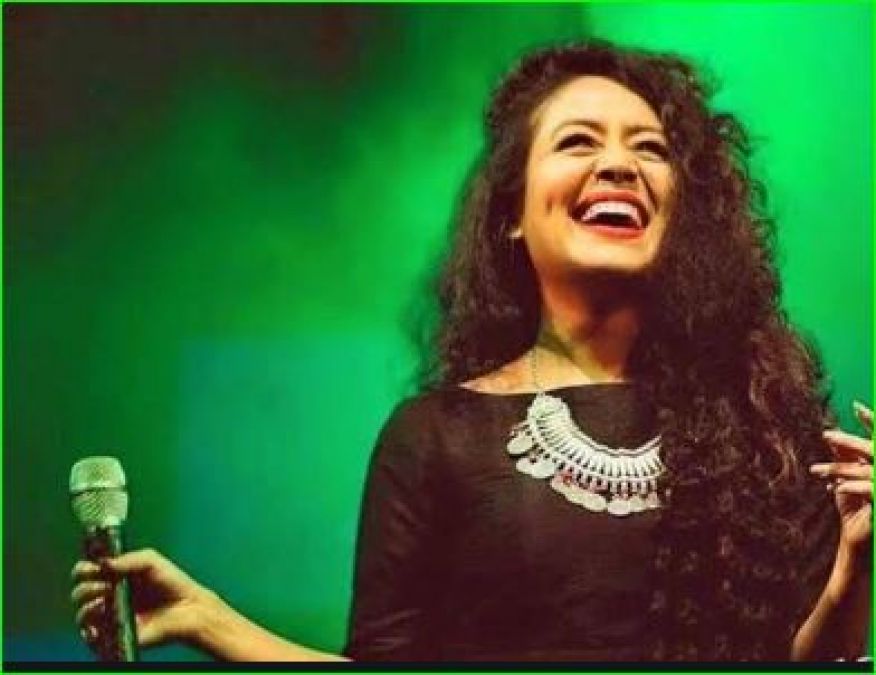 Neha Kakkar wept bitterly for fire brigade, will give 2 lakh rupees