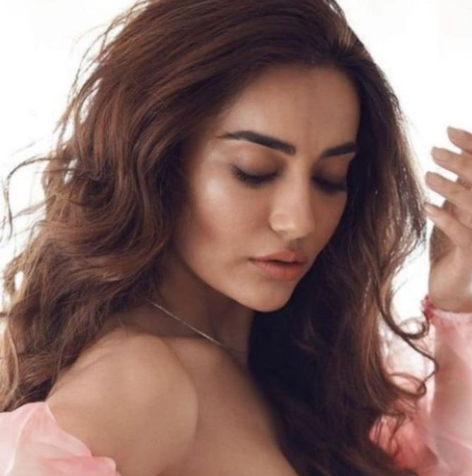 Naagin Surbhi Jyoti looks 'bold and gorgeous' in her latest photos, fans go crazy