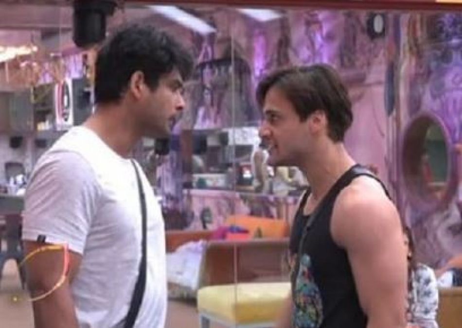 BB13: Asim Siddhartha once again clashed, lifted the shoe ans says 'Chat Le Ise