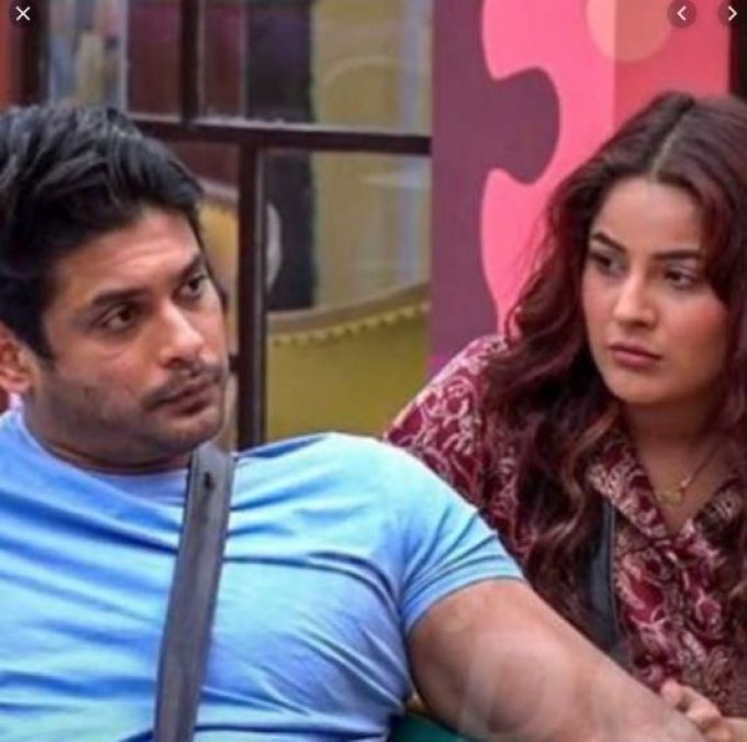 BB13: Siddharth's chair broken after listening Shehnaz's song, become friends once again