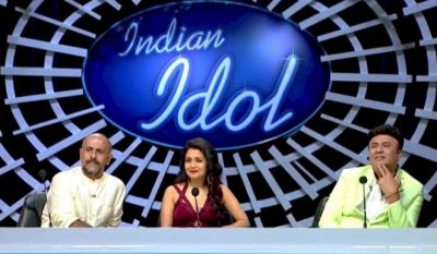Indian Idol 11: कार्तिक आर्यन की हरकत देखकर दंग रह गए दर्शक, कंटेस्टेंट के लिए घुटने पर बैठे
