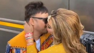 सबके सामने पति रितेश को राखी सावंत ने किया KISS, वायरल हुआ वीडियो