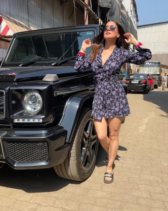 Shraddha Arya sets fire in short dress