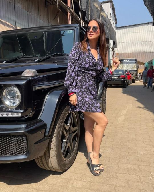 Shraddha Arya sets fire in short dress