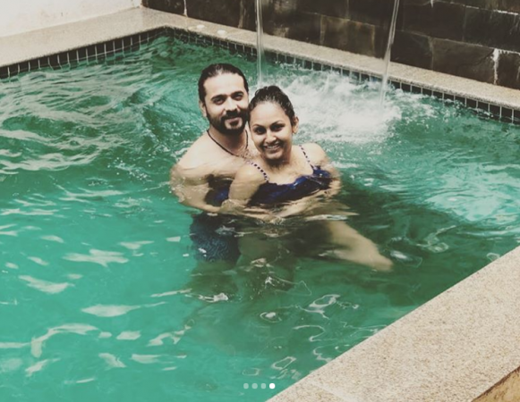 पत्नी के साथ पूल में रोमांटिक हुए 'पृथ्वी वल्लभ'