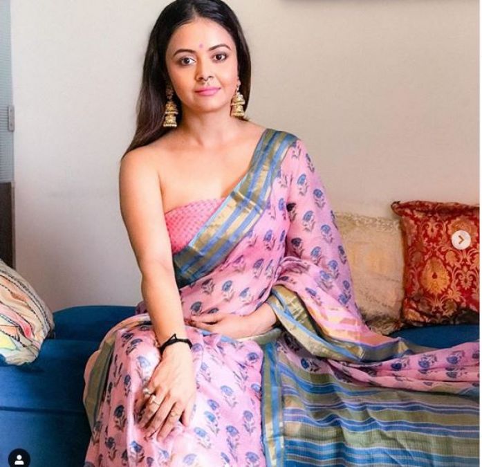 'Gopi Bahu' gets trolled on Wearing sexy blouse, check how fans react