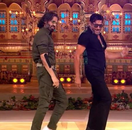 Jackie Shroff and Sunil Shetty rock together on Jhanjharia, watch Madhuri's reaction