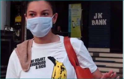 Video: Gauahar Khan gets disturbed as Paparazzi asks to take off the mask