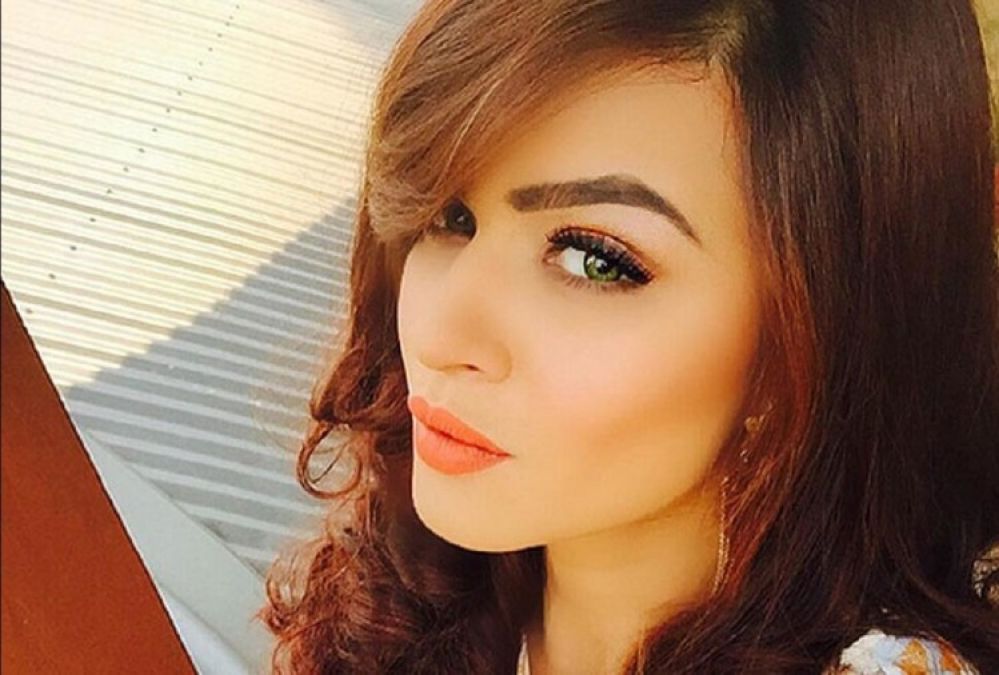 Romantic photos of Aashka Goradia with husband came to the fore