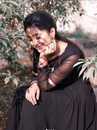 Shivangi Joshi gives special message to fans by sharing photos