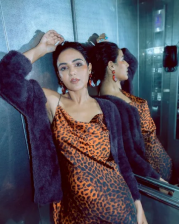 Jasmin Bhasin flaunts glamorous look, pictures raised sensation