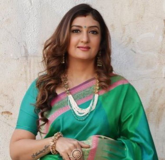 TV show 'Kumkum' completes 18 years, actress Juhi Parmar spotted in same style