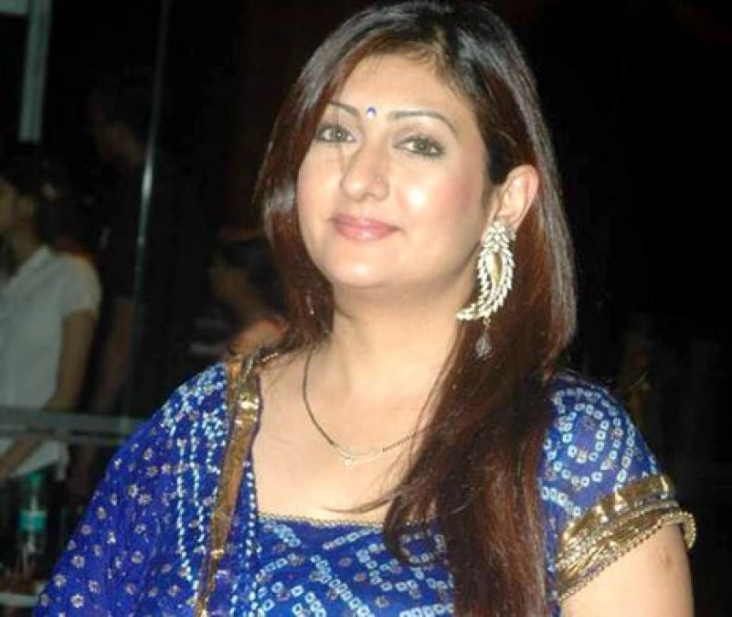 TV show 'Kumkum' completes 18 years, actress Juhi Parmar spotted in same style