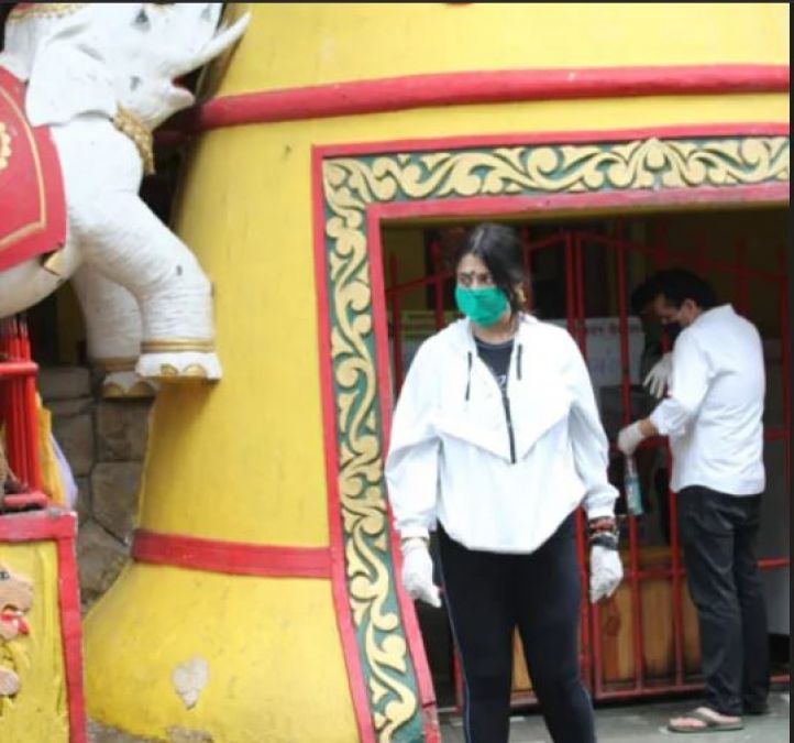TV Queen Ekta KApoor spotted in Siddhivinayak temple