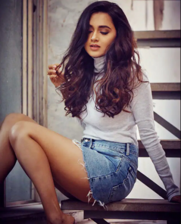 This tremendous dress of Tejasswi Prakash dominated the internet, price will surprise you