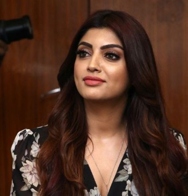 Akanksha Puri angry over people who shed milk on streets of Maharashtra