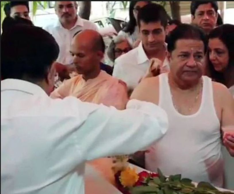 Anup Jalota bid farewell to his mother with tears in his eyes