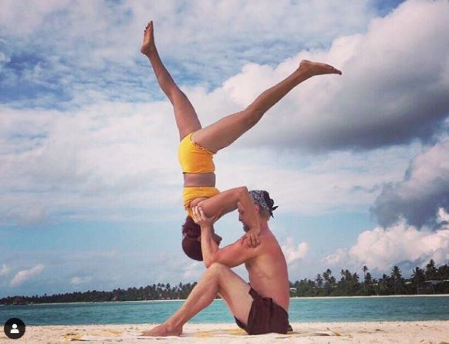 Aashka Goradia was seen doing sexy yoga by wearing a bikini!