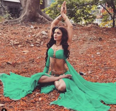 Aashka Goradia was seen doing sexy yoga by wearing a bikini!