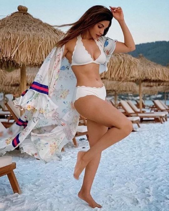 Shama Sikander flaunts sexy curves in the Bikini, Picture Will Leave You Stunned