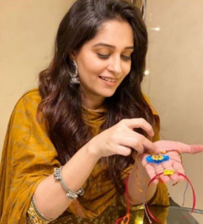 Deepika Kakkar makes Rakhi at home, shares special idea for fans through videos