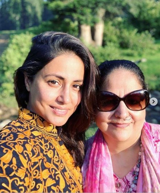 Hina Khan gets a beautiful jacket from her mother; wearing which she posed happily!