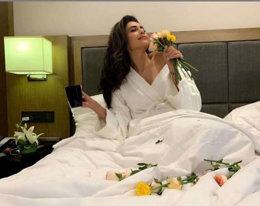 Photoshoot conducted by this actress sitting in bed with flowers in hand, photos getting viral!