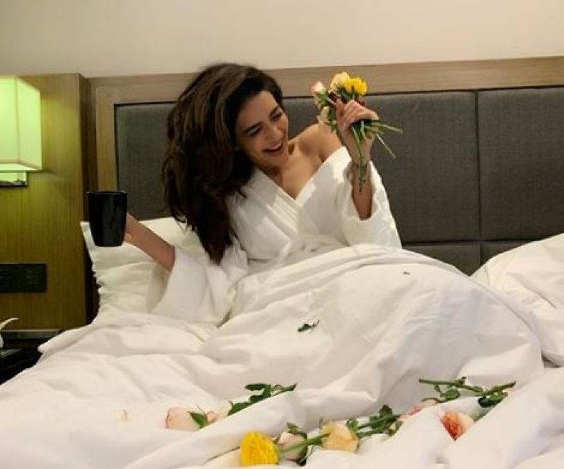 Photoshoot conducted by this actress sitting in bed with flowers in hand, photos getting viral!